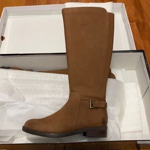 Flat brown blondo boots